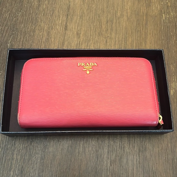 Authentic Prada Vitello Leather Wallet in Peonia with box and authentic card - Picture 1 of 12